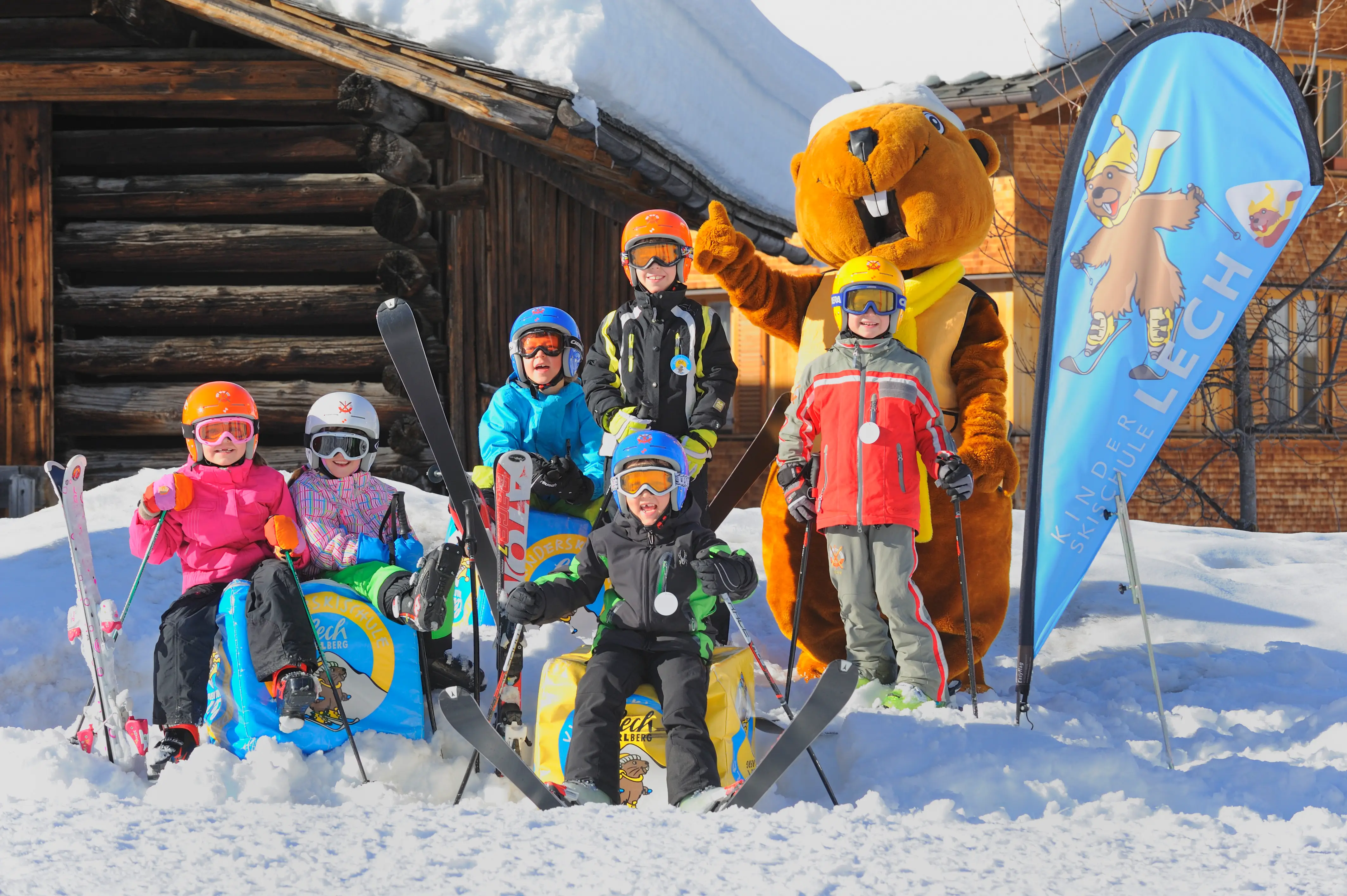 Skischule Lech Gruppenfoto Kinder mit Maskottchen