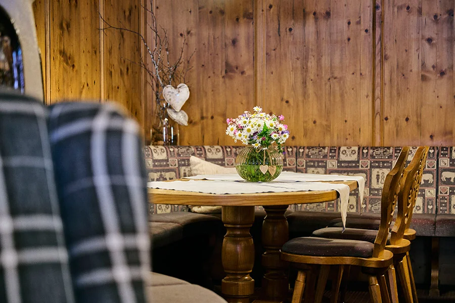 Bar mit Blumenstrauß