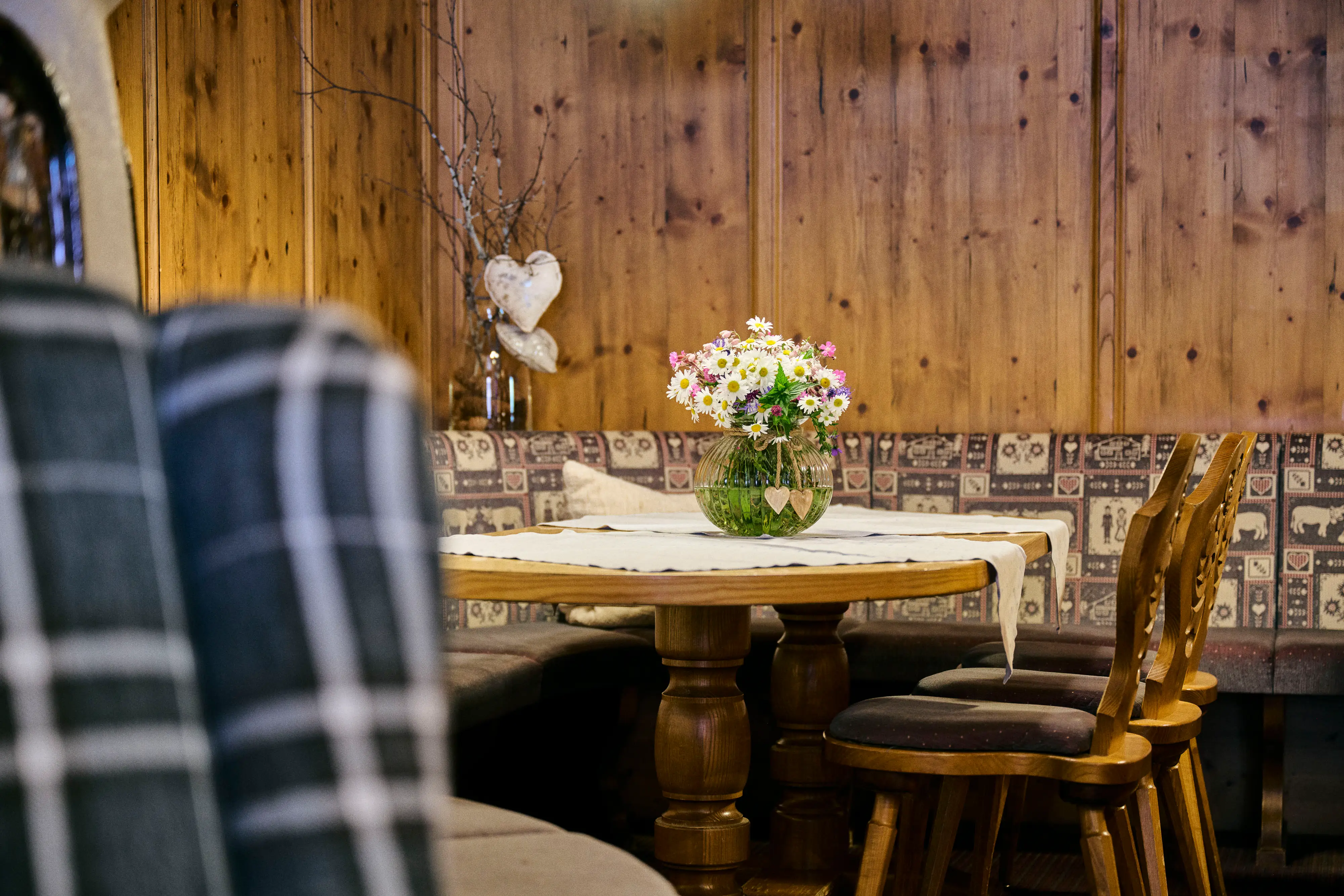 Bar mit Blumenstrauß