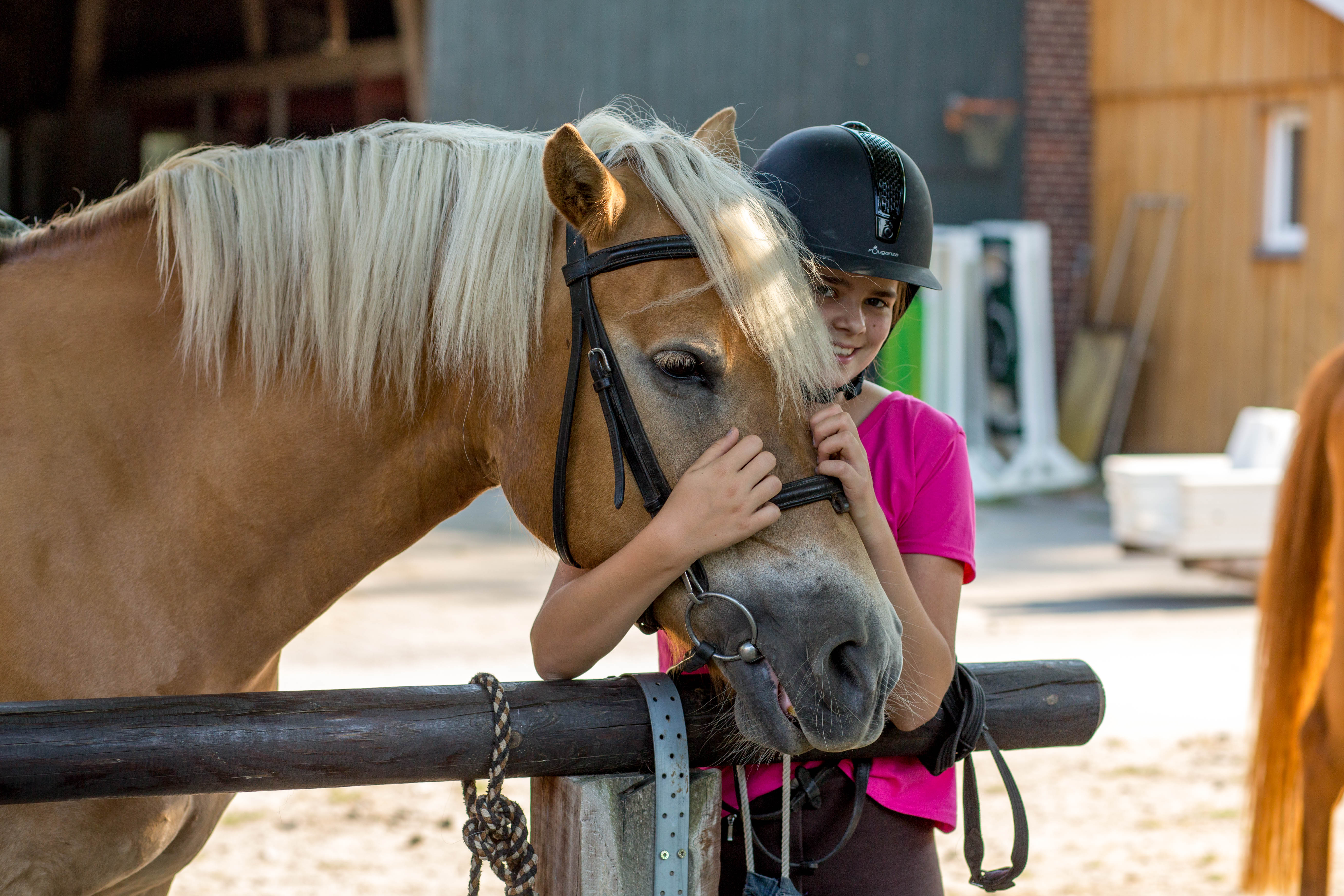 Kind mit Pony auf dem Ponyhof Georgenbruch